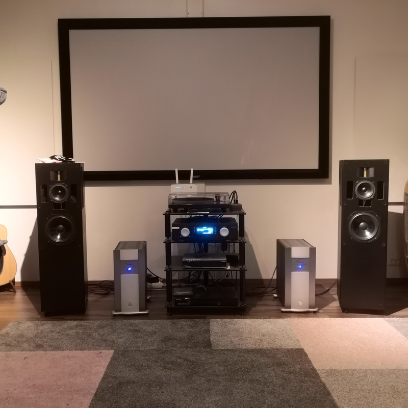 Kunnostetut hifi 45/3 kaiuttimet kuuntelussa.